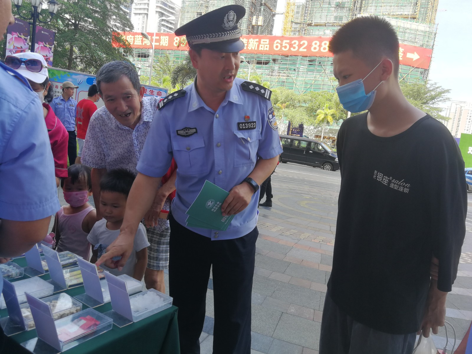 海口市公安局紧扣“打防管控创宣”实行多警种合成作战